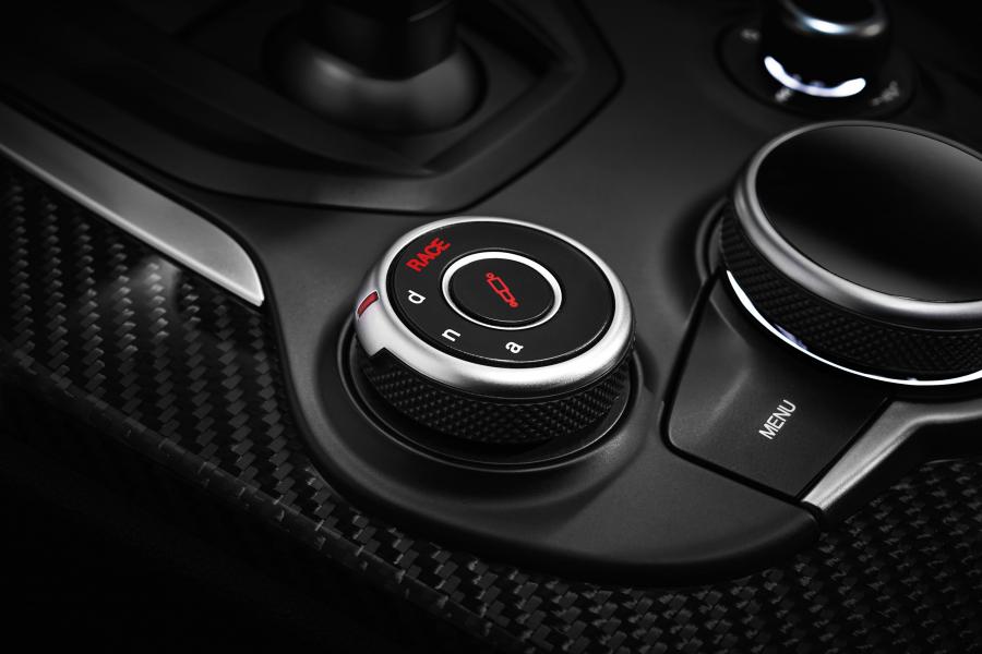 Детали интерьера Alfa Romeo Stelvio Quadrifoglio (949) 2017 года  (NA) (фото 25 из 25)
